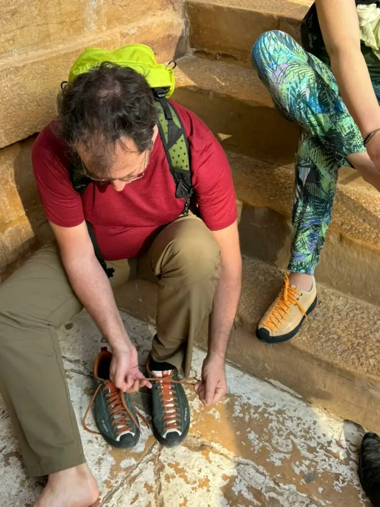 remettre ses chaussures apres avoir viister un temple en inde