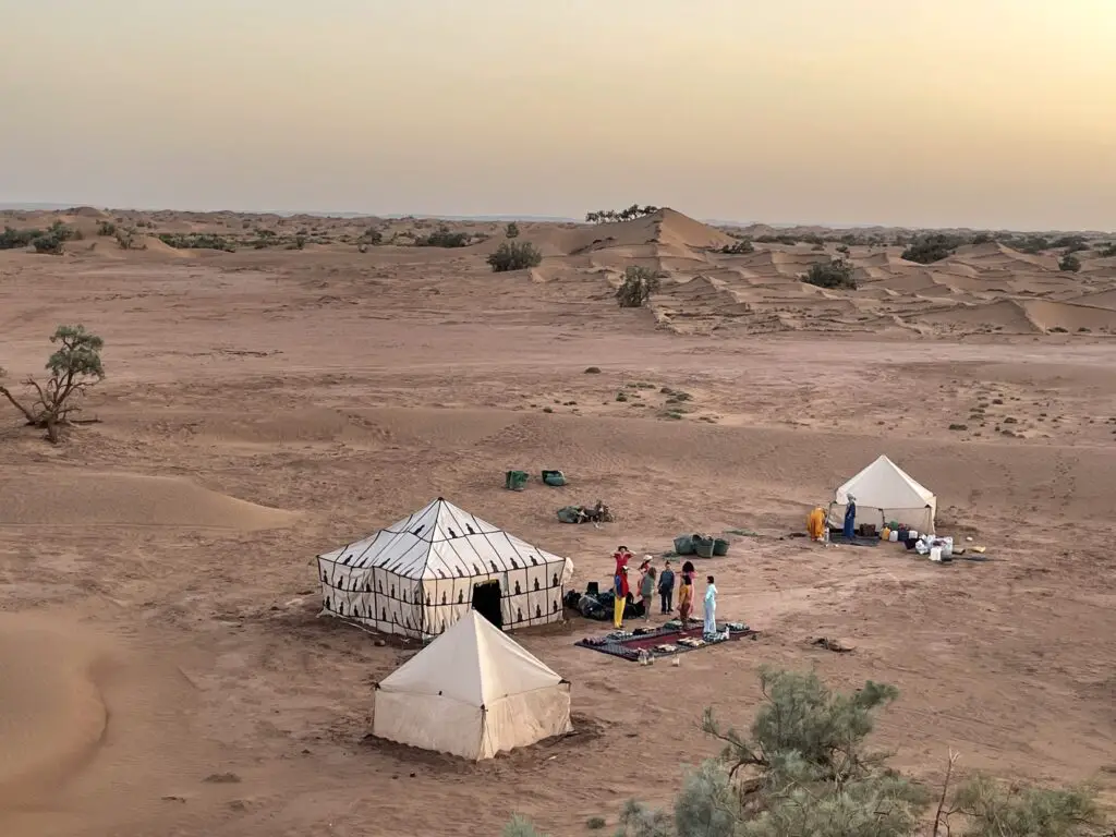 Trekking et bivouac au coeur du désert maroc avec Ali KHATAR