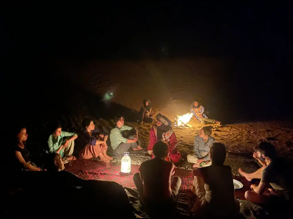 veillée au coin du feu dans le désert avec Ali Khatar au Maroc