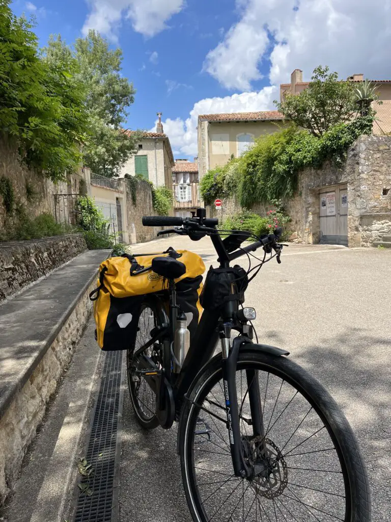 Vélo dans le village de Sorèze