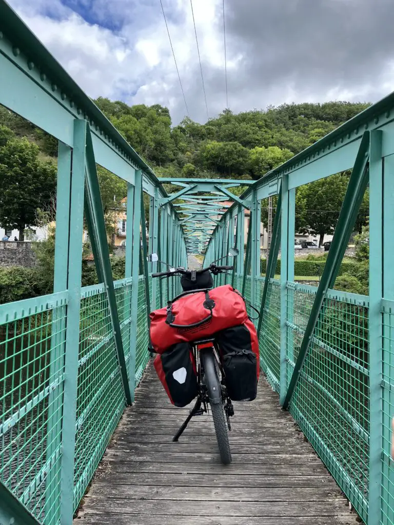 Vélo sur une passerelle