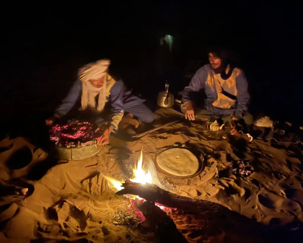 fabrication du pain du désert au Maroc avec âmes du désert