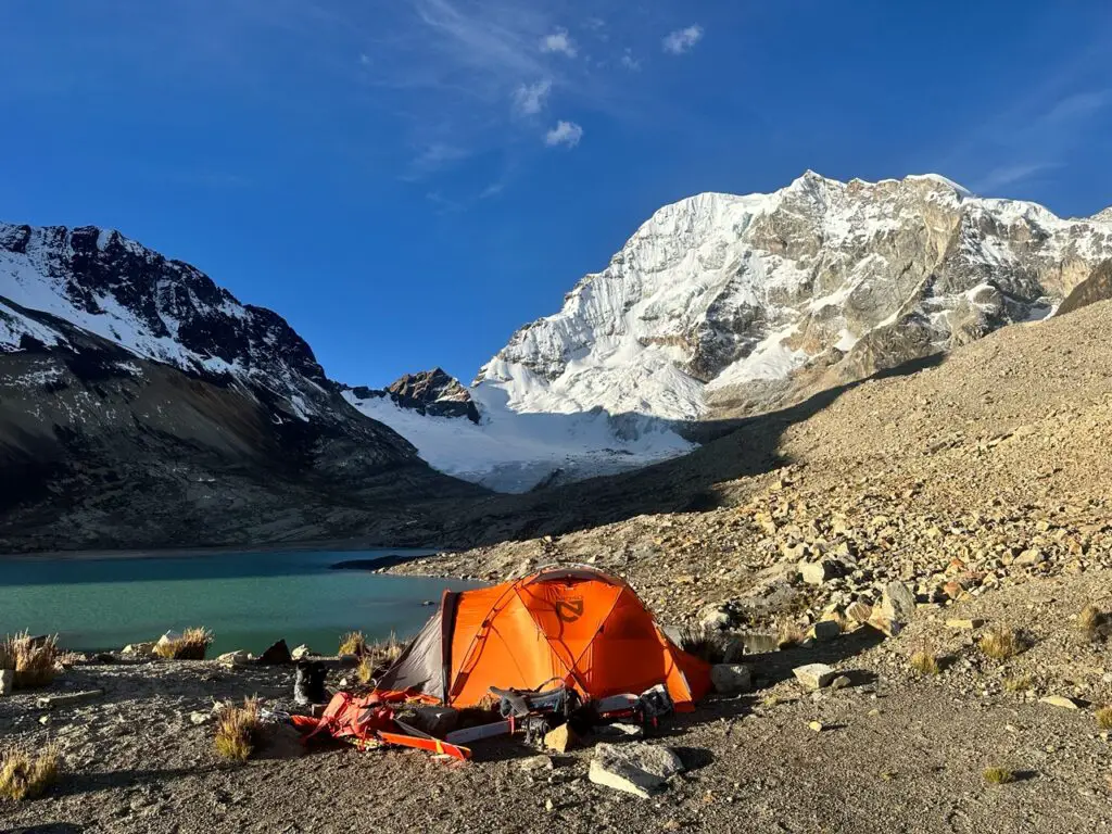 Bivouac au pied du huayna potosi face ouest