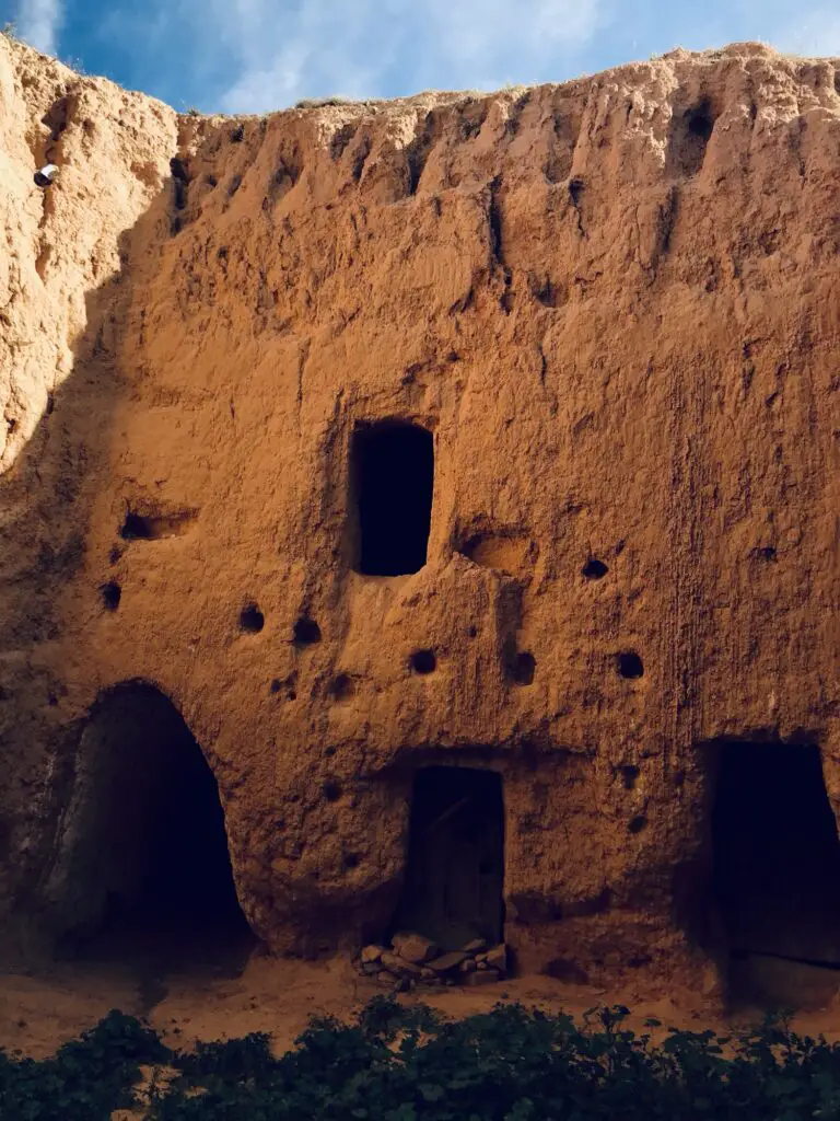 maison troglodyte creusée dans la terre sud tunisien, trous et grotte berbère