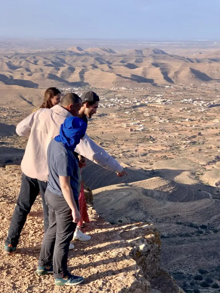guide accompagnateur local dans les montagnes berbères avec groupe de voyageurs