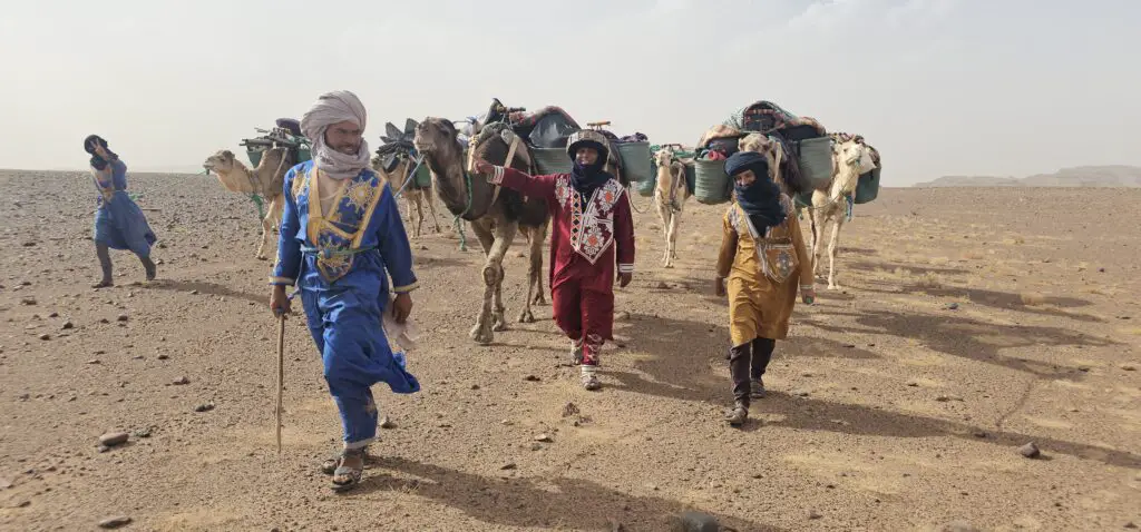 L'équipe de l'agence de voyage marocaine âmes du désert dévouée pour des expériences authentiques