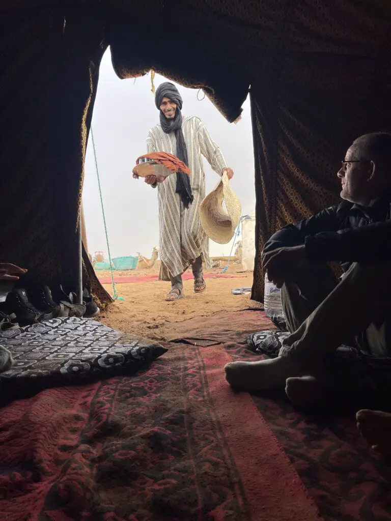 Les équipes dévouées et souriantes de l'agence de voyage marocaine âmes du désert