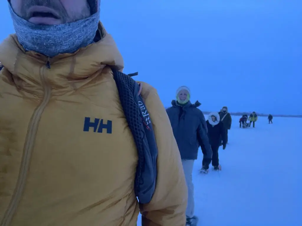 marche dans la neige au froid en laponie suédoise