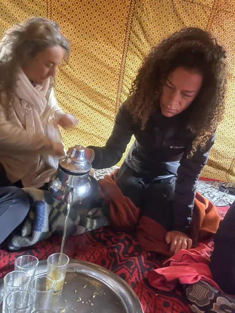 Servir le thé à la menthe dans le désert marocain
