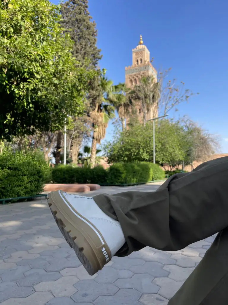 Visite de marrakech avec la  chaussure lifestyle Sorel SCOUT N ABOUT™ Homme de Sorel