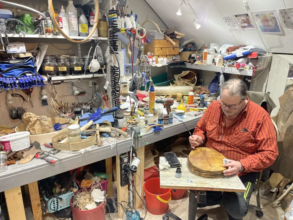 Atelier de création de tambour chamanique SAMI et hochet de Peter Fourbears Armstrand Noaidi Sami
