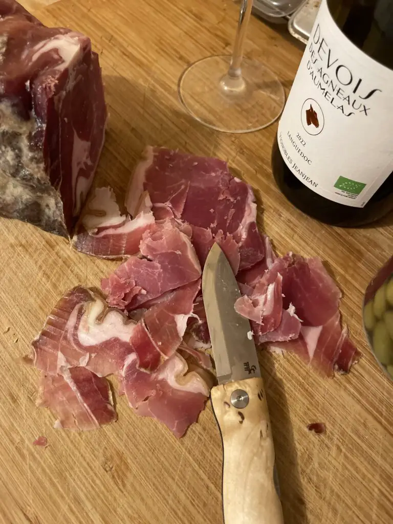 coupe fine de tranches de jambon avec un couteau affuté