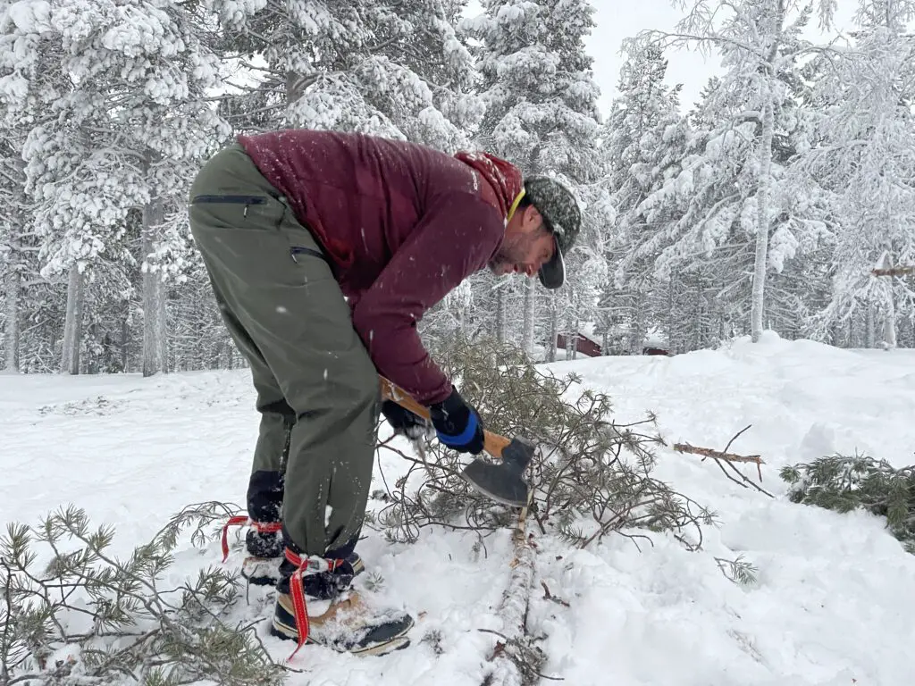 en mode bucheron en laponie suédoise