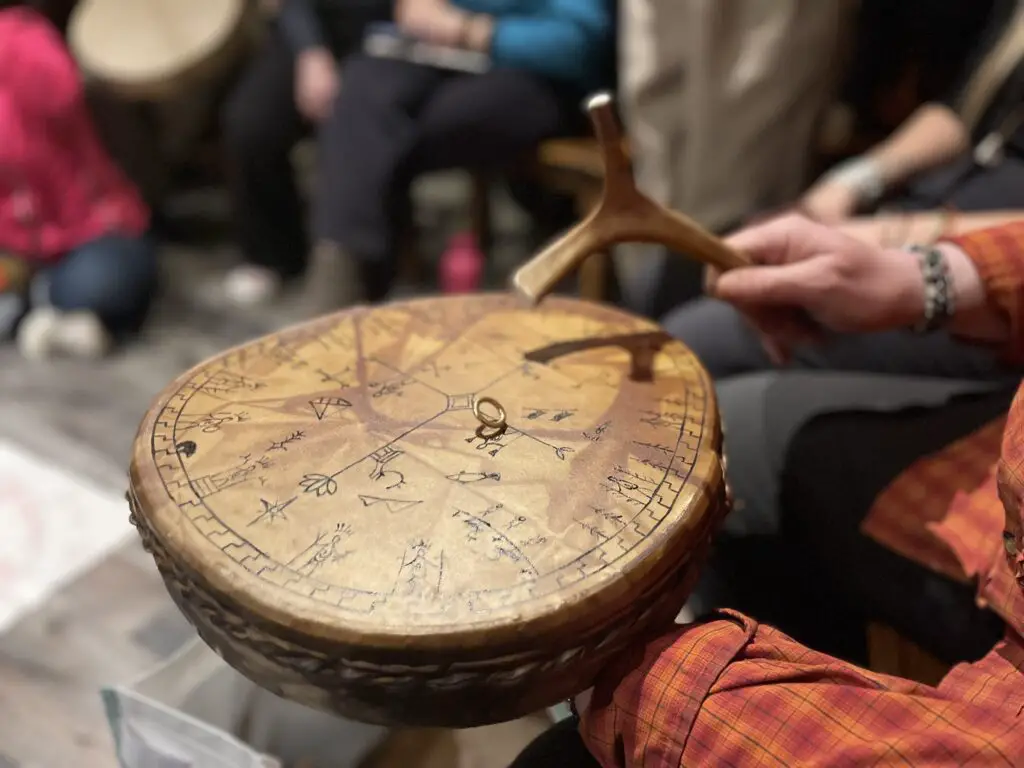etapes de divination au tambour SAMI