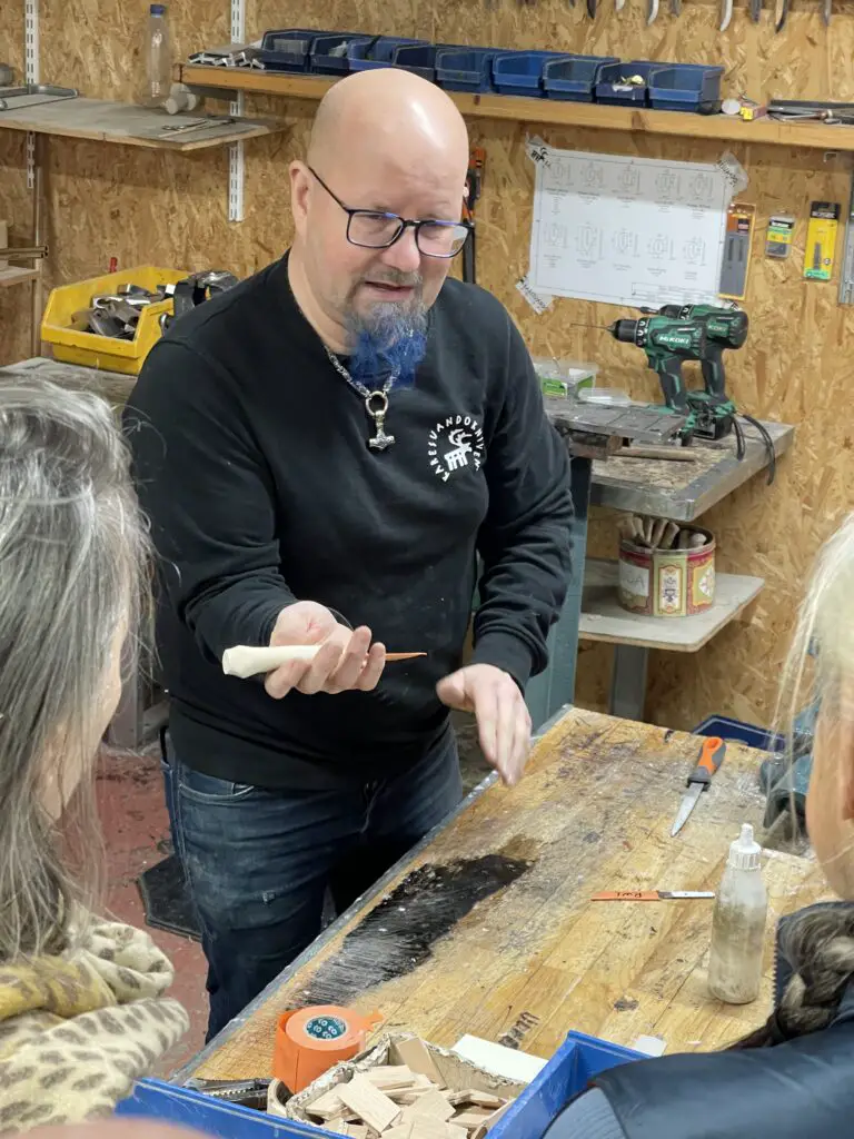 Juha responsable de l'usine de fabrication des couteaux et haches karesuando kniven