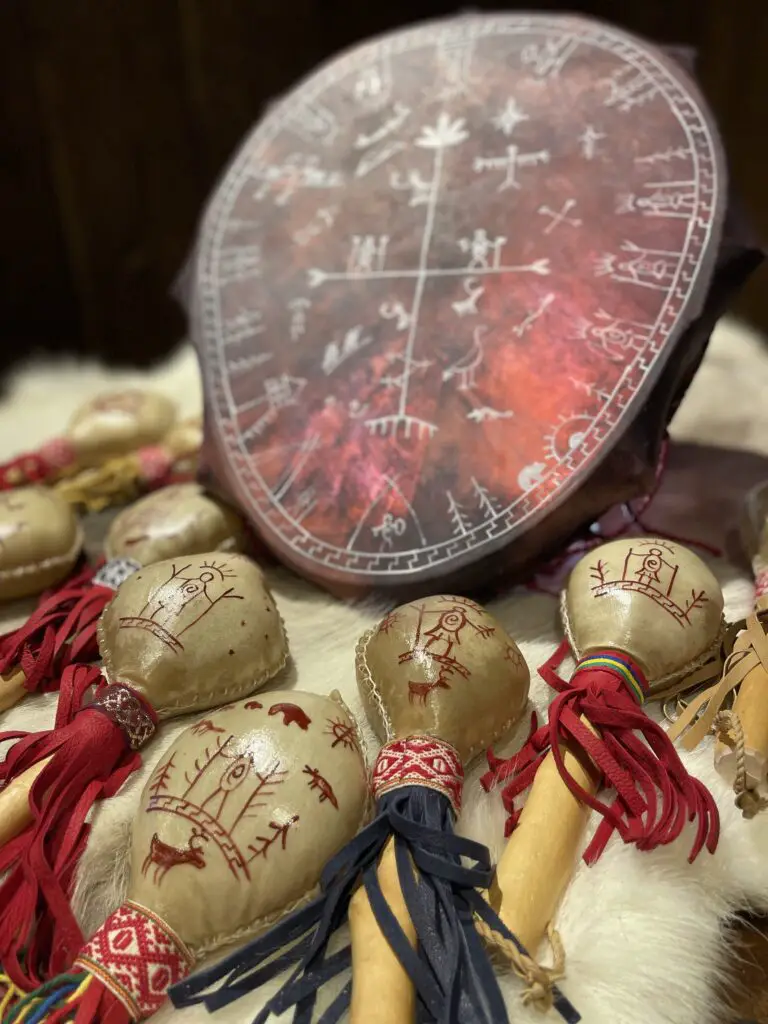 L’authenticité dans chaque création de tambour et hochat chamanique SAMI