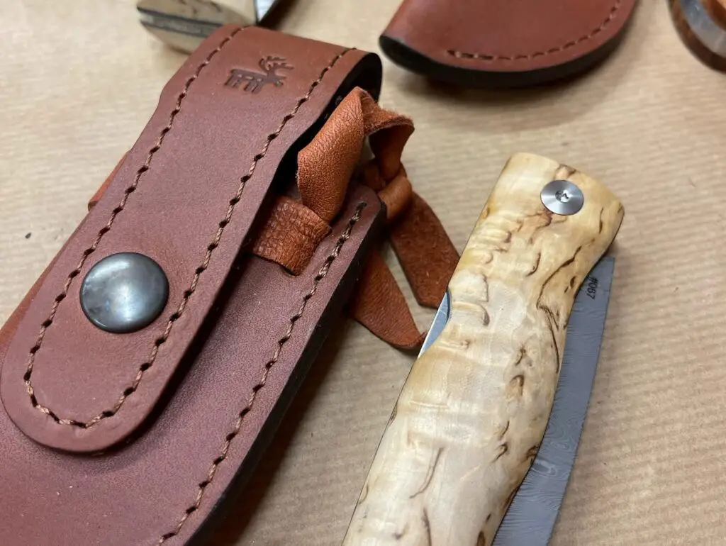 le couteau Pältsa Masur Damasteel® RWL34™ de la marque karesaundokniven