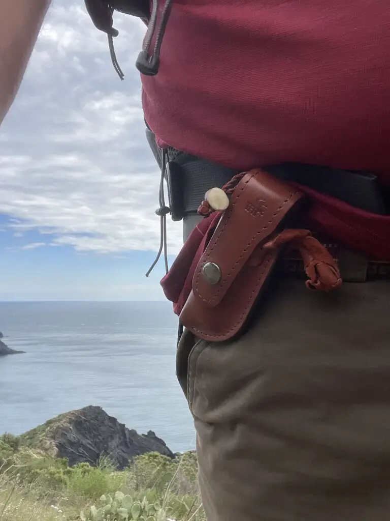 L'étui et les accessoires en cuir du couteau Pältsa Masur Damasteel® RWL34™scandinave