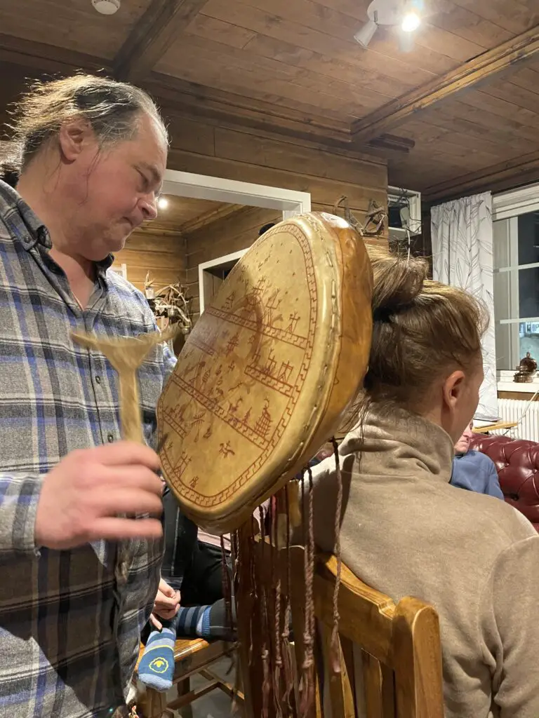 Peter Fourbears Armstrand chamane SAMI lors d'un soin de guérison au tambour chamanique