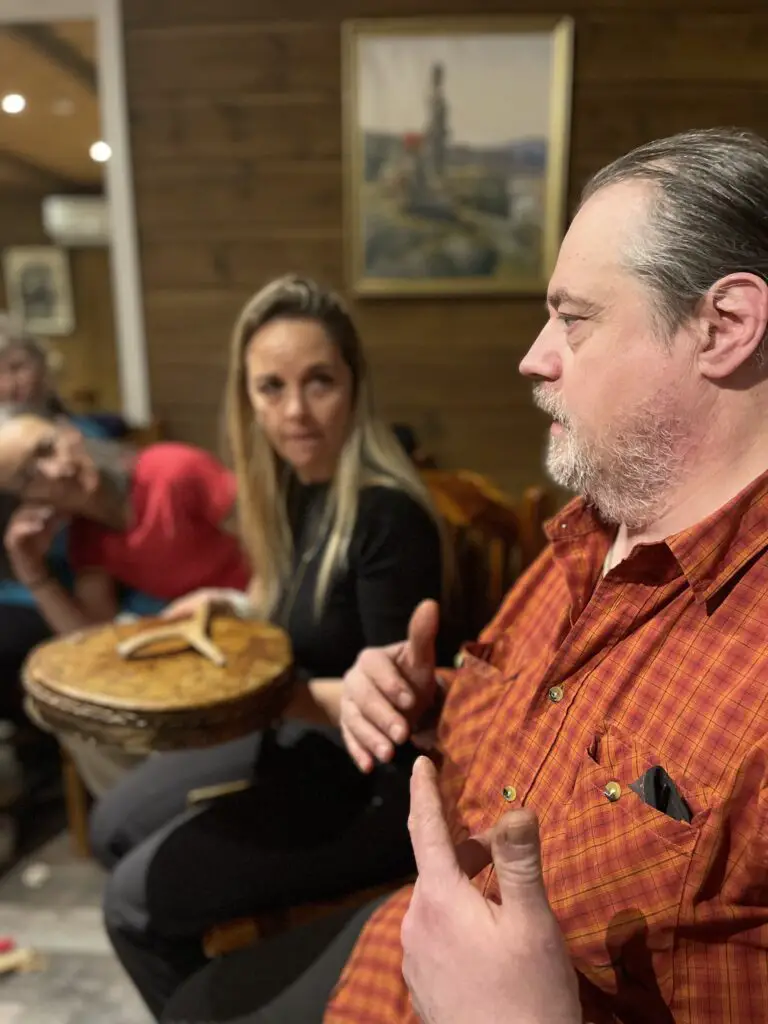 Peter Fourbears Armstrand explique la divination au tambour et le rôle du Noaidi