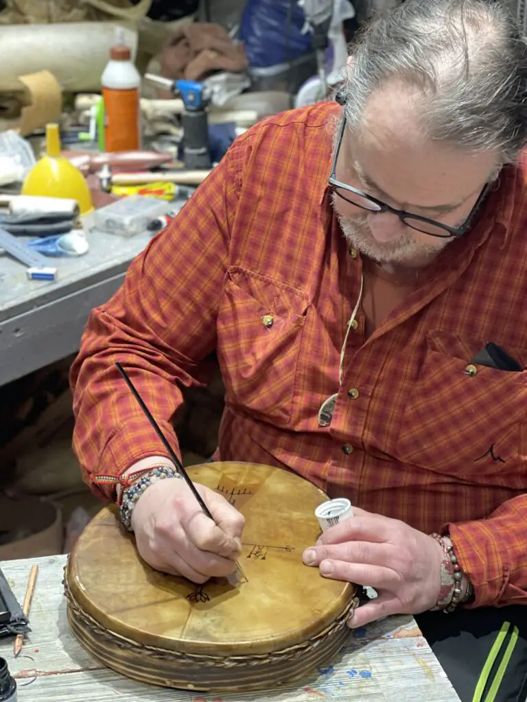 Peter Fourbears Armstrand fabriquant un tambour chamanique en respectant la tradition SAMI