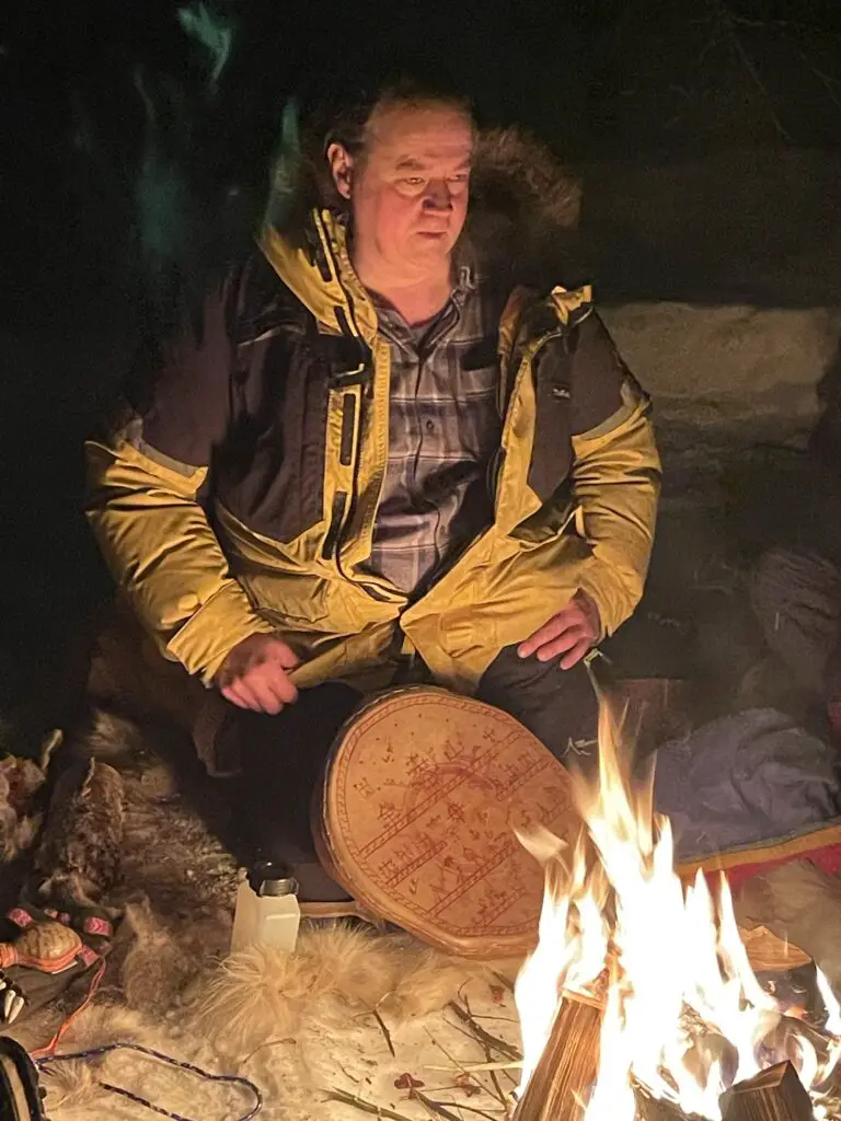 Peter Fourbears Armstrand guide une céremonie au Feu en laponie suédoise