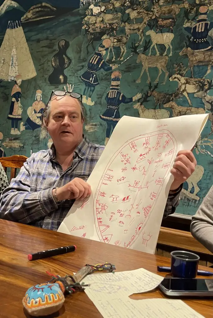 Peter Fourbears Armstrand présente une carte cosmologique vivante des déités SAMI