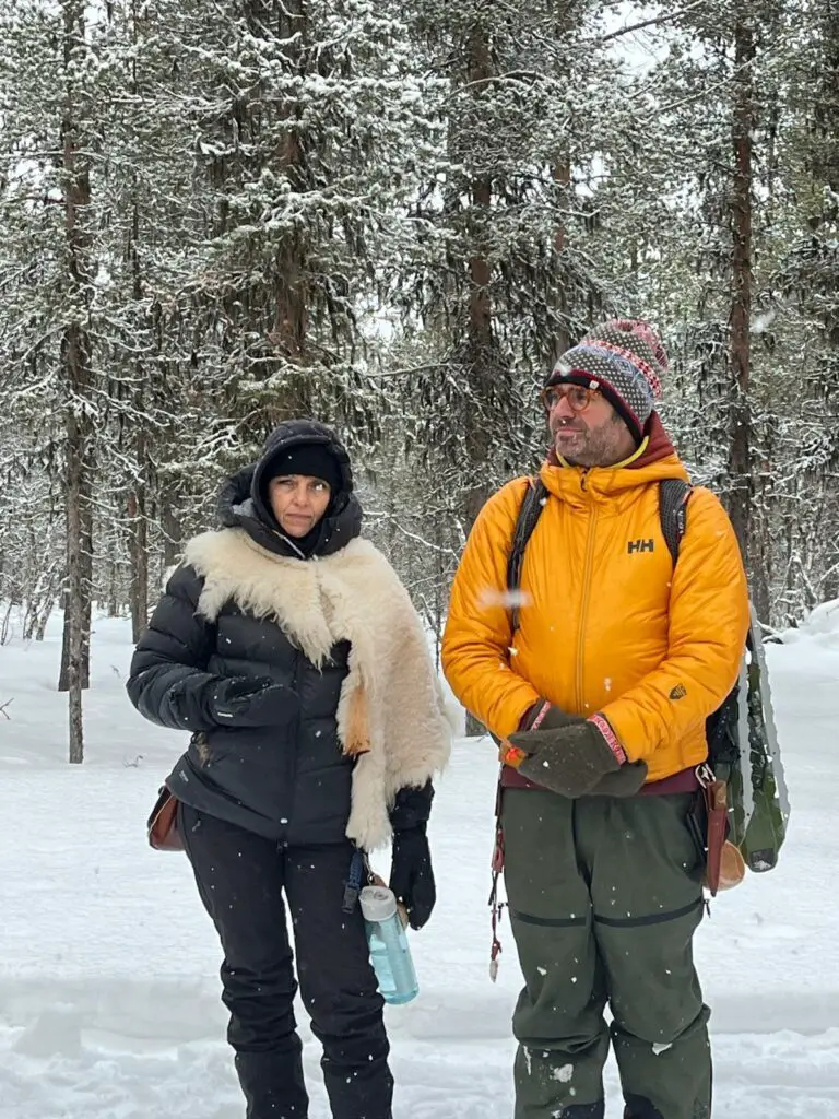 quelque part dans une foret sous la neige en laponie suédoise
