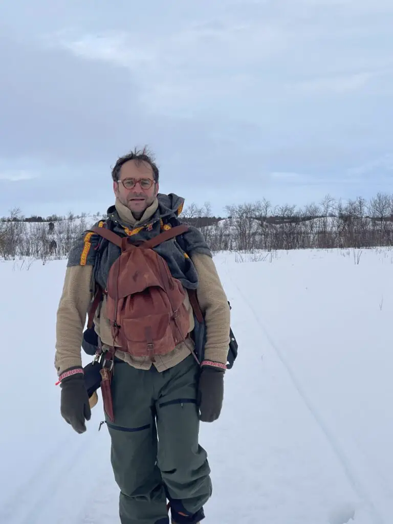 randonnée en raquette à neige en laponie avec la salopette Protest