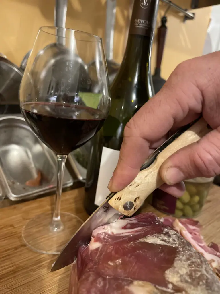 trancher de fines tranches de jambon basque avec le couteau Karesuandokniven