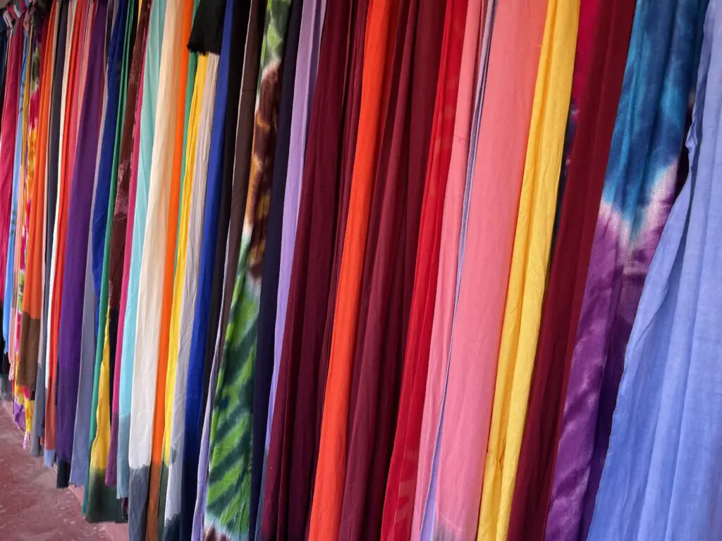 grand choix de couleurs pour les cheches avant de partir dans le désert à zagora