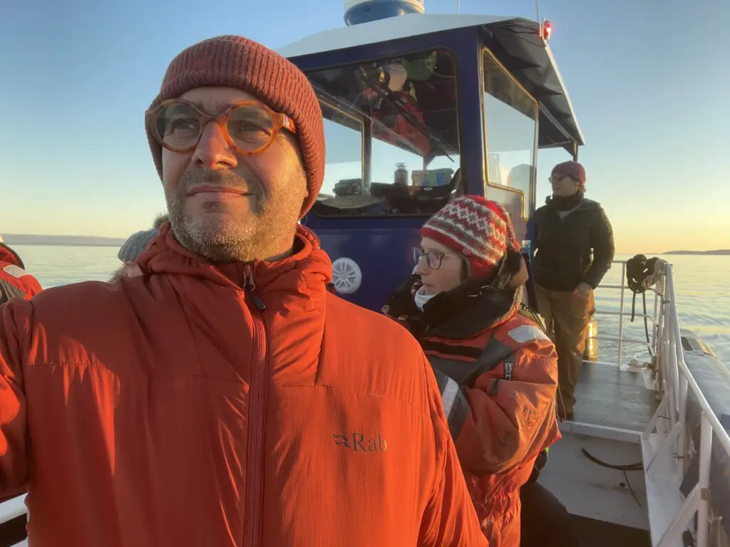 balade en bateau sur le saint laurent au québec avec la Doudoune Xenair Alpine Light RAB pour observer les baleines