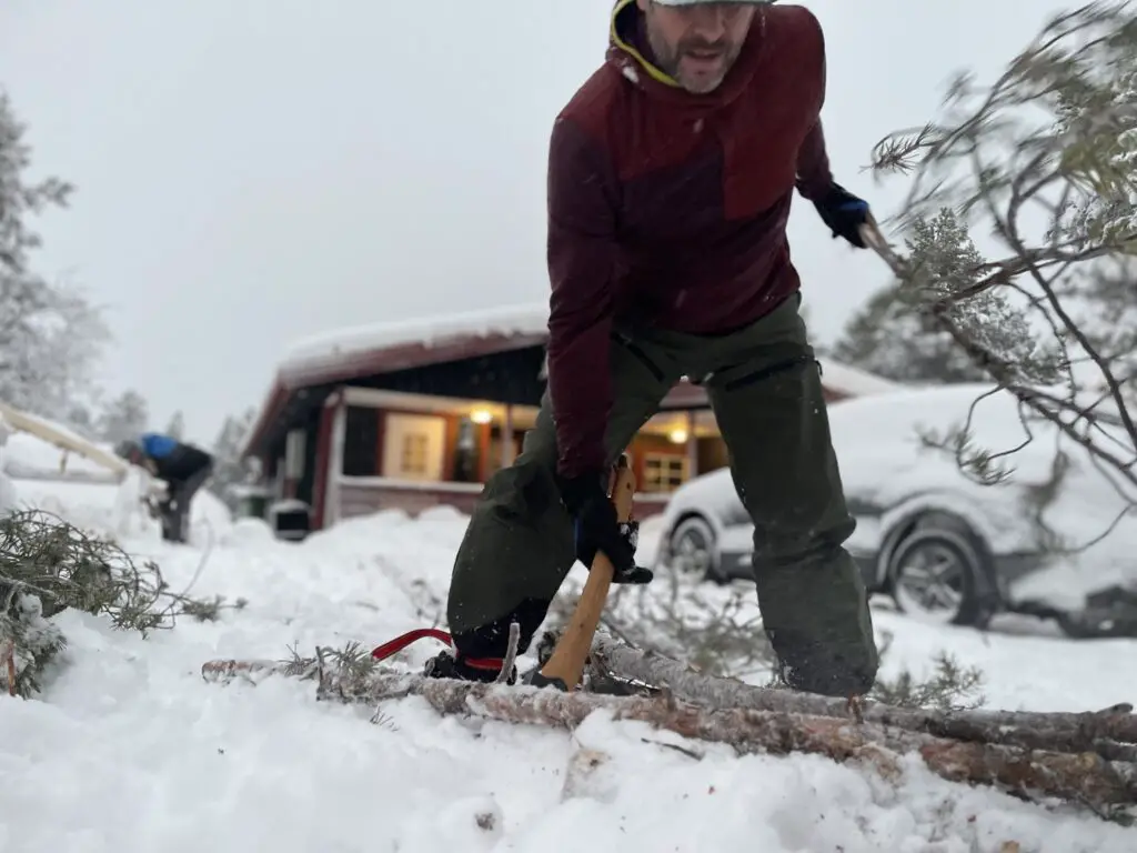 bucheron en laponie suédoise avec la polaire ortovox