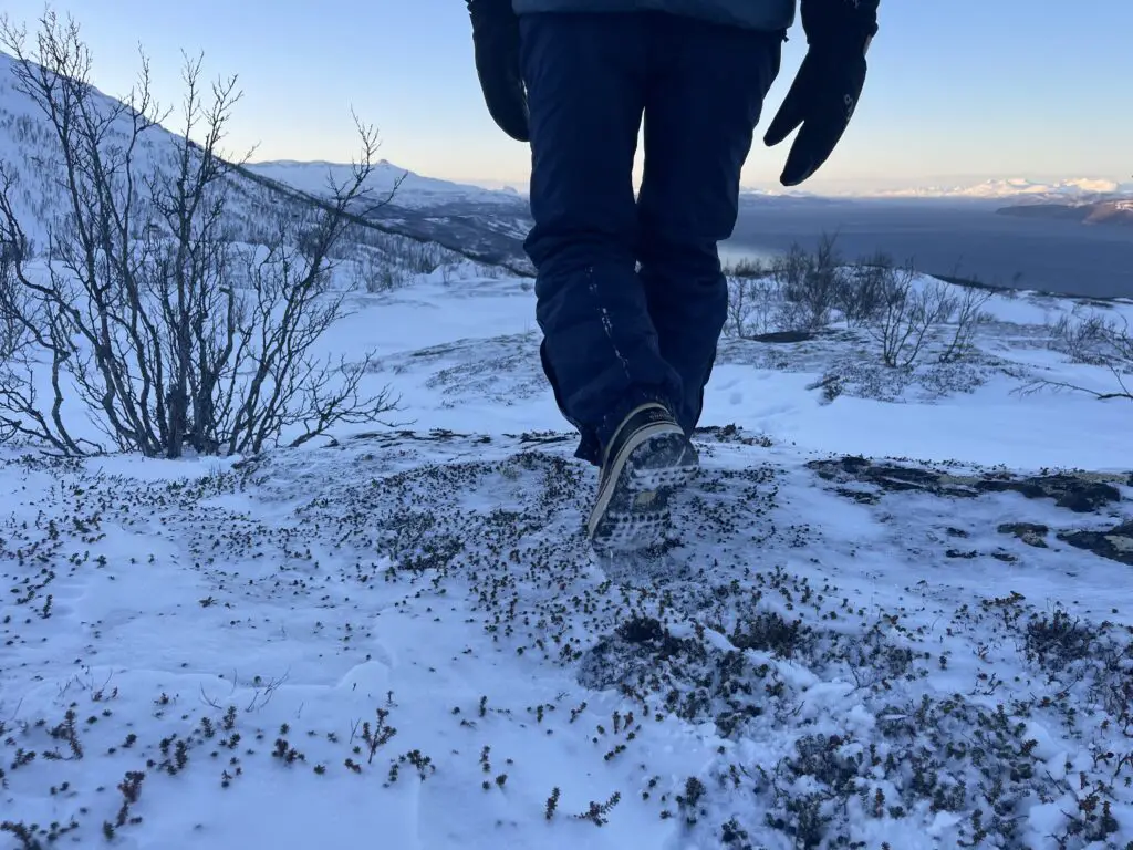 marcge dans la neige au dessus de Narvik en norvège