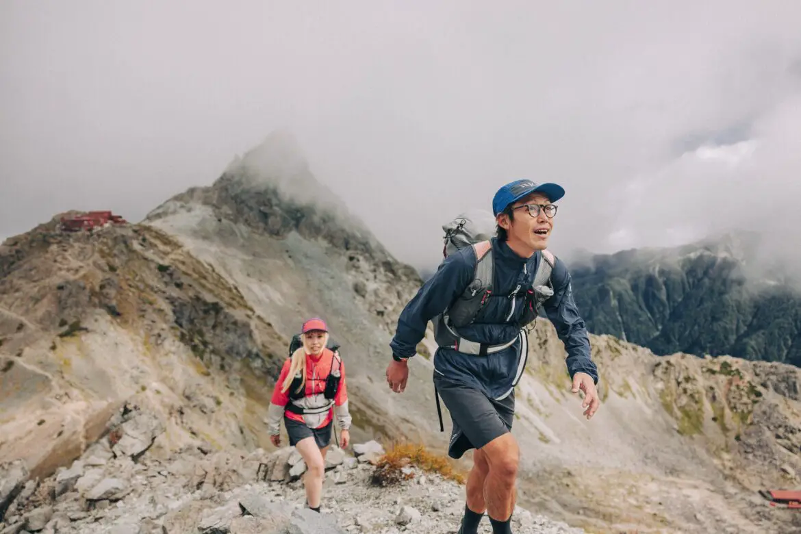 Pourquoi la veste de trail homme est un équipement non-négociable en trail