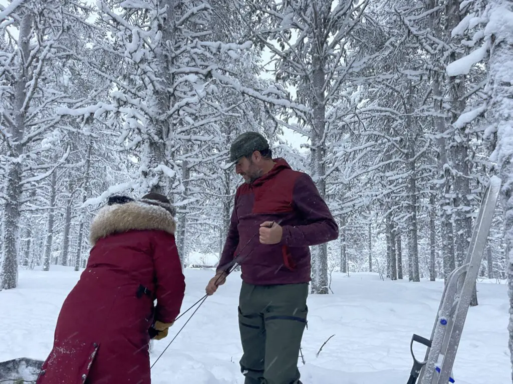 Préparation d'un tipi l'hiver en laponie suédoise