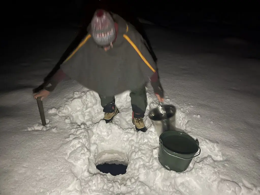 quand tu vas chercher de l'eau la nuit en laponie à la rivière