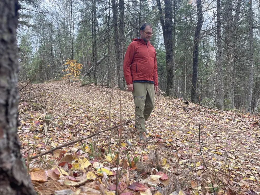 randonnée en forêt québécoise avec la doudoune homme rab