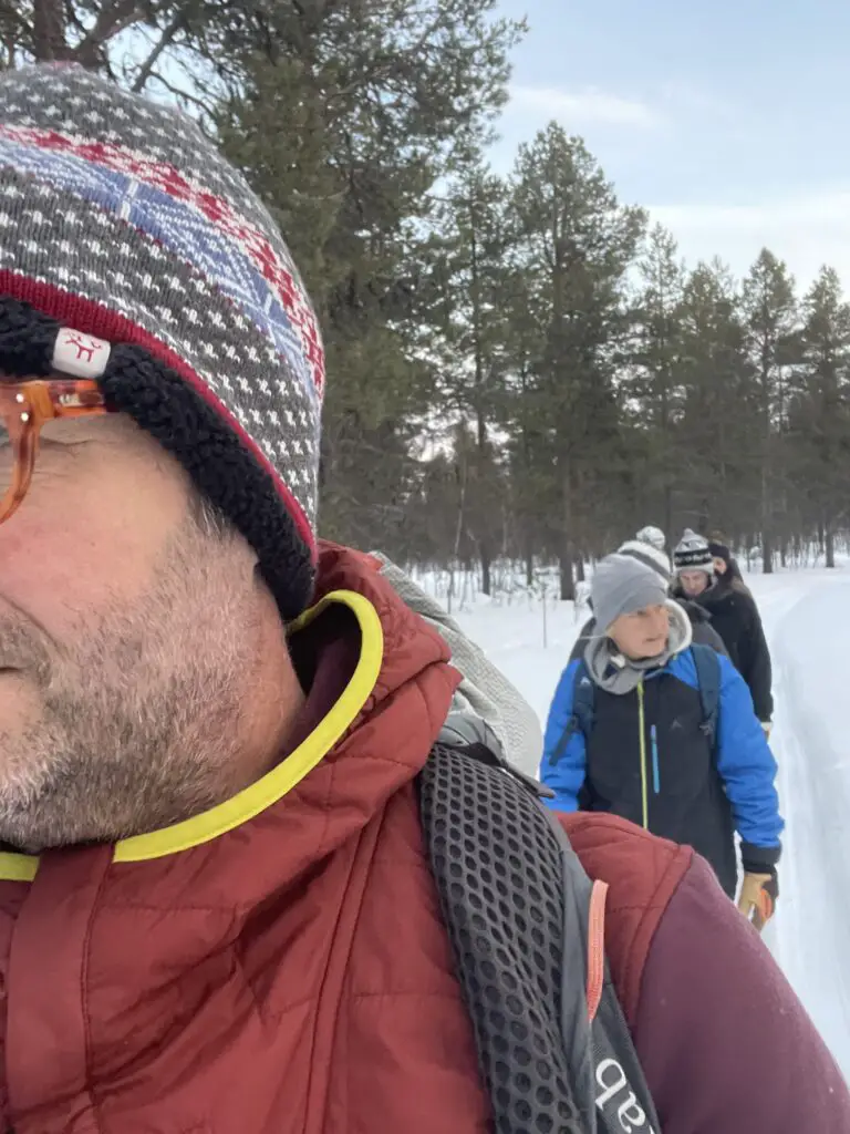 sortie raquette à neige en laponie suédoise avec polaire ortovox
