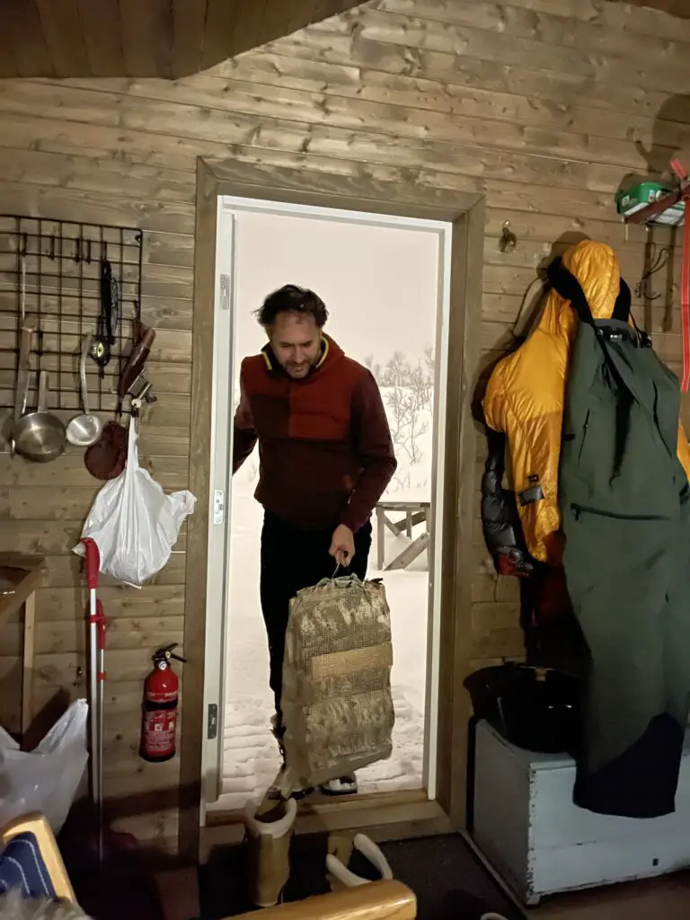 Stock de bois pour se chauffer dans cabane à Narvik en norvège