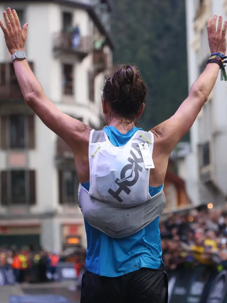 Au-delà des chaussures Hoka la gamme de vêtements techniques