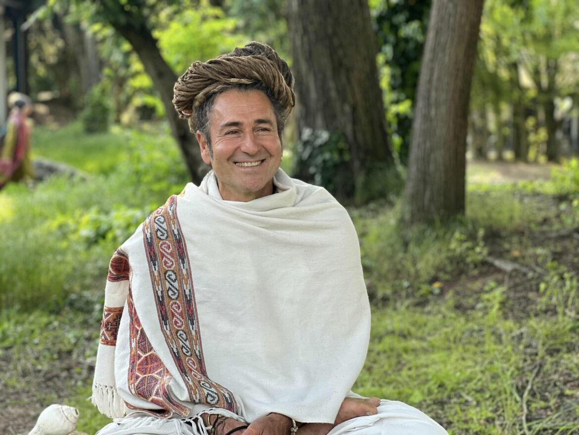 Philippe Djoharikian enseignant yoga authentique à Montpellier à l'association champignon bleu