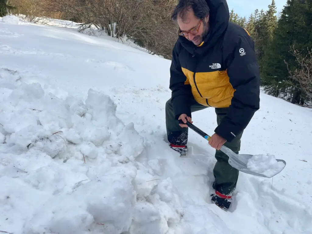 Fabrication d'un igloo dans le vercors
