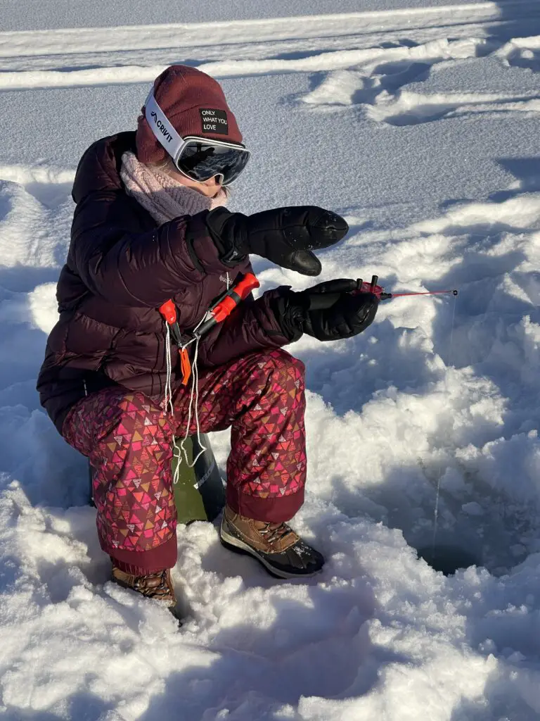 Pêche blanche en laponie avec des enfants