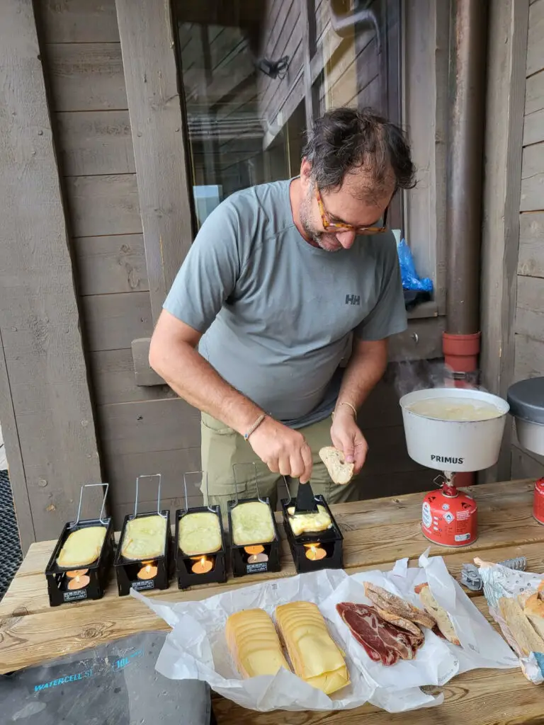 raclette à neige lors d'un séjour rando dans le beaufortain