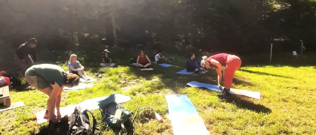Randonnée et yoga courchevel_pause yoga au cours de la randonnée