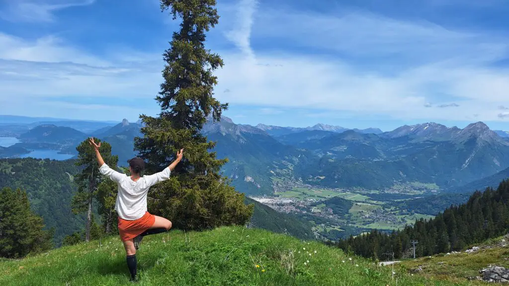 Hélène professeure de yoga, la montagne comme enseignante. massif des bauges, lac d'Annecy