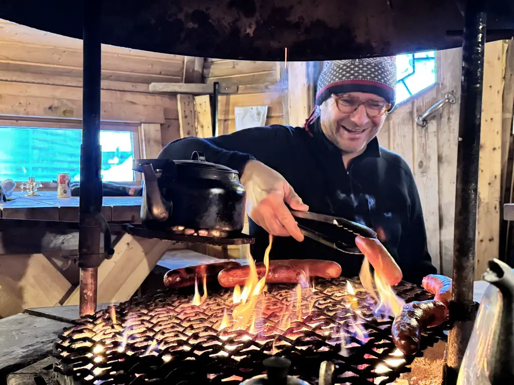 grillade de saucisse au feu de bois au kota de Mellanström