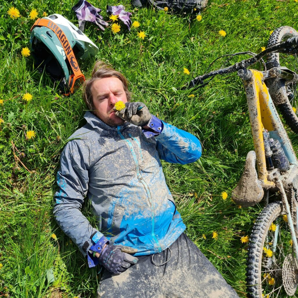 Alexandre l’expert technique VTT et guide passionné des sentiers des Aravis