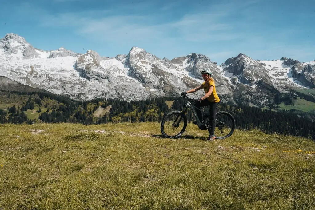 Découvrir le VTT électrique dans les Aravis avec aravebike